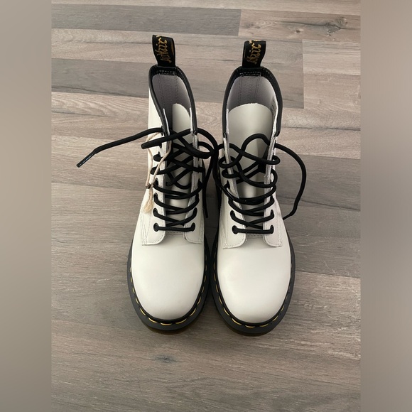 DR. MARTENS 1460 WOMEN'S SMOOTH LEATHER LACE UP BOOTS - Picture 8 of 16